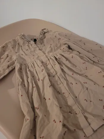 Robe beige avec motifs de rose