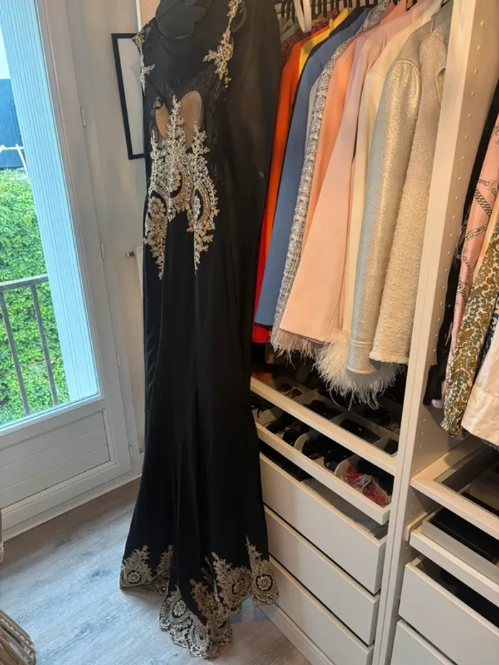 Robe sirène noire et dorée - photo numéro 4