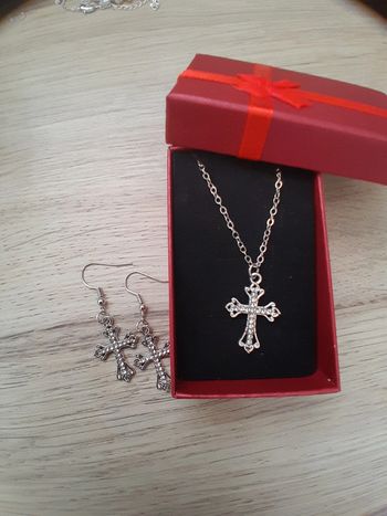 Ensemble Collier et boucles d'oreilles, croix, couleur argentée