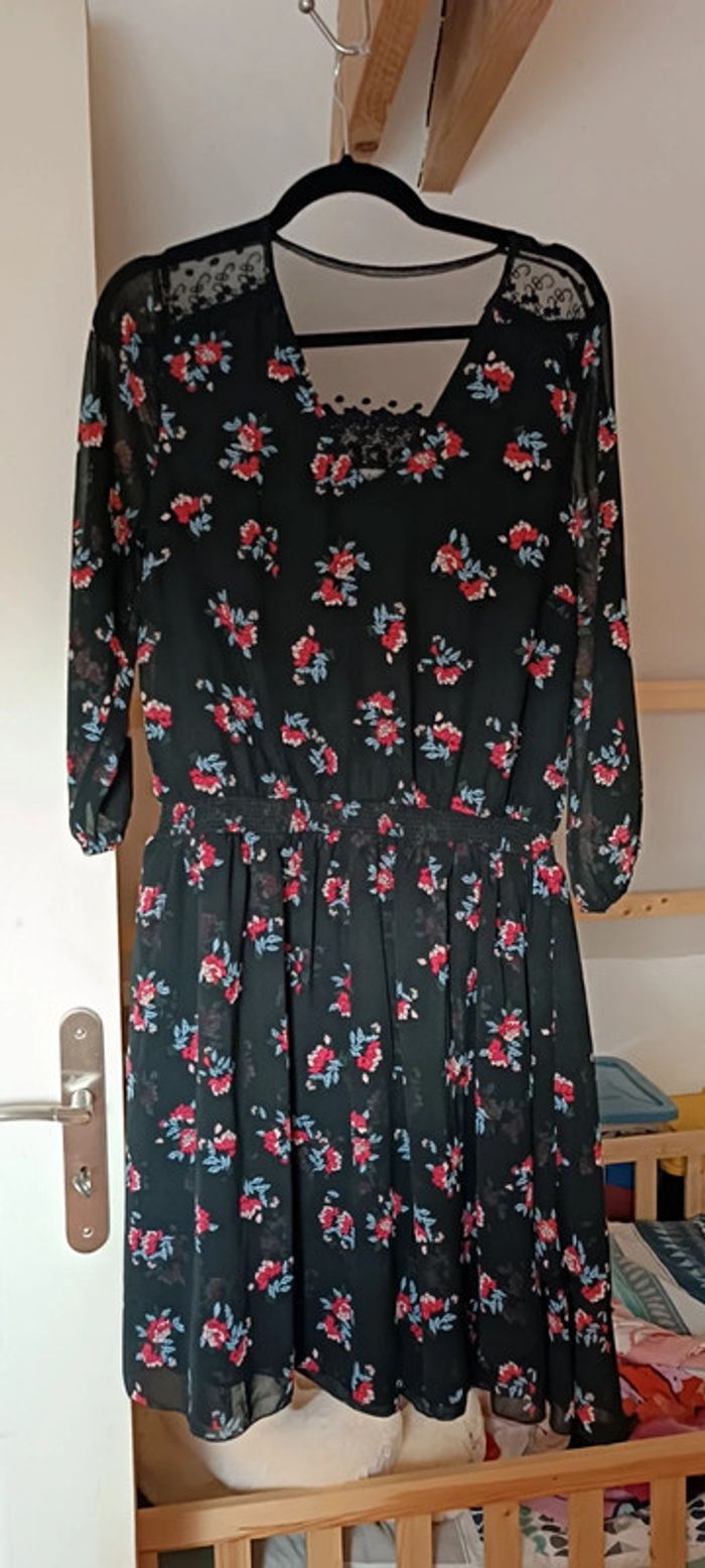 Robe noir à fleurs 42