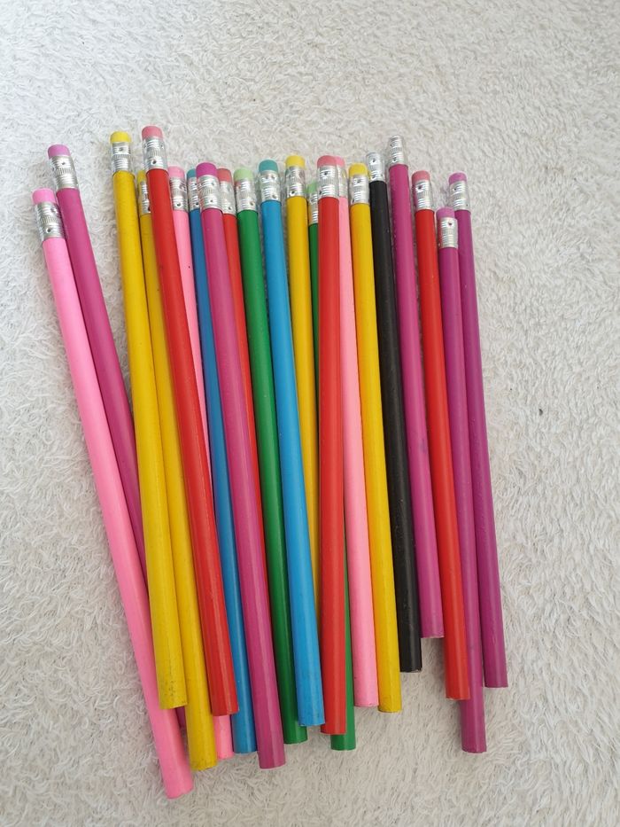 Lot de 28 crayons de mine neuf