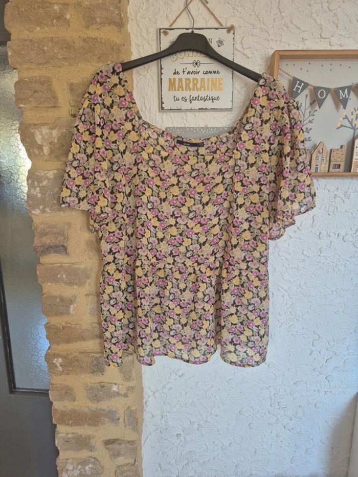 Joli haut péplum à fleurs légèrement transparente Kiabi taille 50/52
