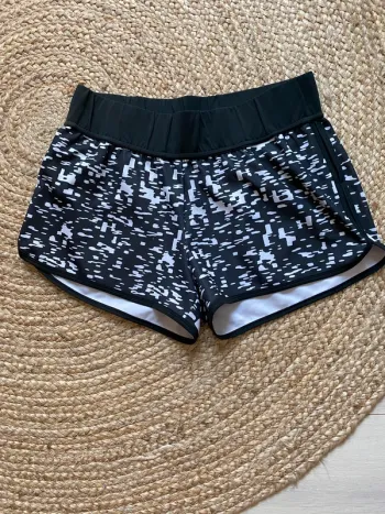 Short de sport Adidas femme – Taille S – Motif pixel noir et blanc