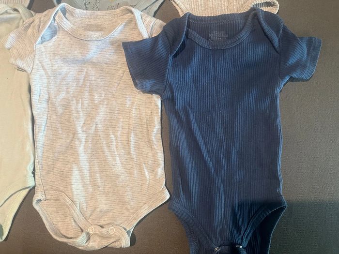 Lot de 10 bodies 3 mois été bébé garçon - photo numéro 10
