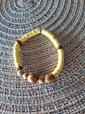 Bracelet en perles heishi et perles en bois