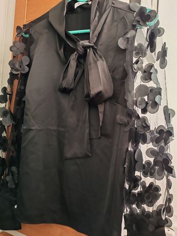 Haut vaporeux noir avec manches dentelle fleurs taille 40
