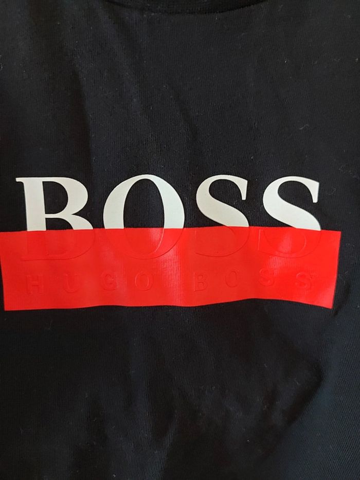 Tee shirt manches longues hugo boss parfait état 5 ans - photo numéro 2