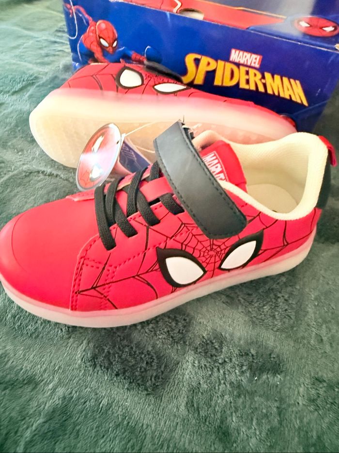 Basket Spiderman Marvel lumineux - photo numéro 2