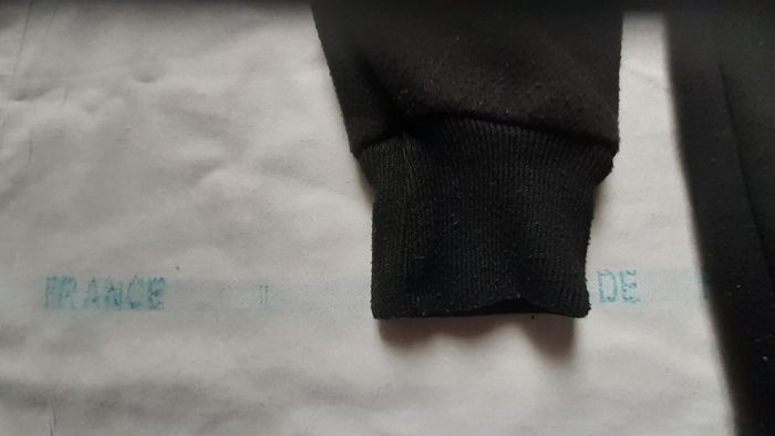 Sweet à capuche noir melotonné avec motifs multicolores - photo numéro 4