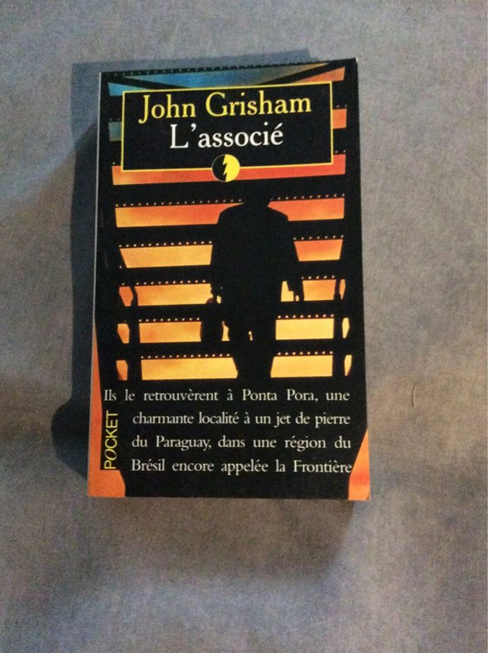 #l’associé John Grisham. )