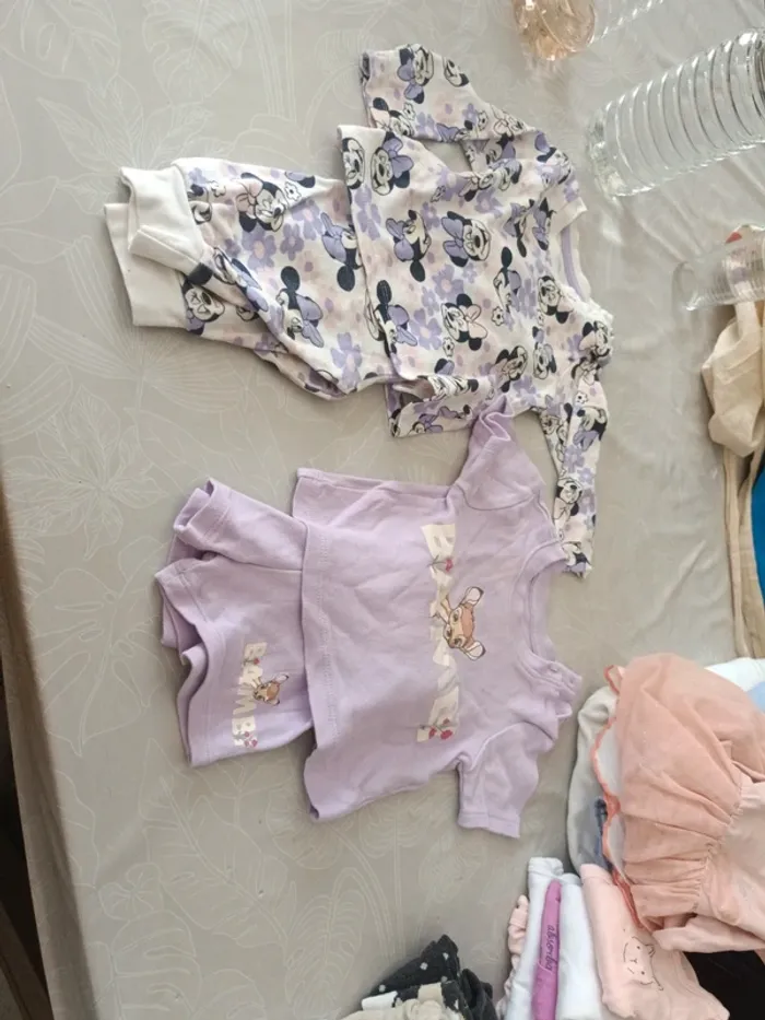 Lot 2 pyjamas Disney et 2 attaches tétines