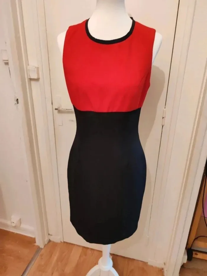 Robe cintrée taille 38 bicolore noire rouge Léa Lauryl Paris