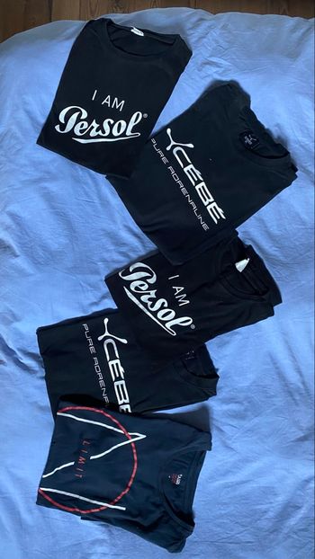 Lot de 5 t-shirts noirs et bleu imprimés – vente à l’unité possible