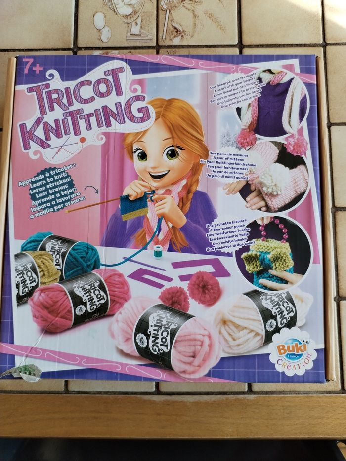 Tricot knitting