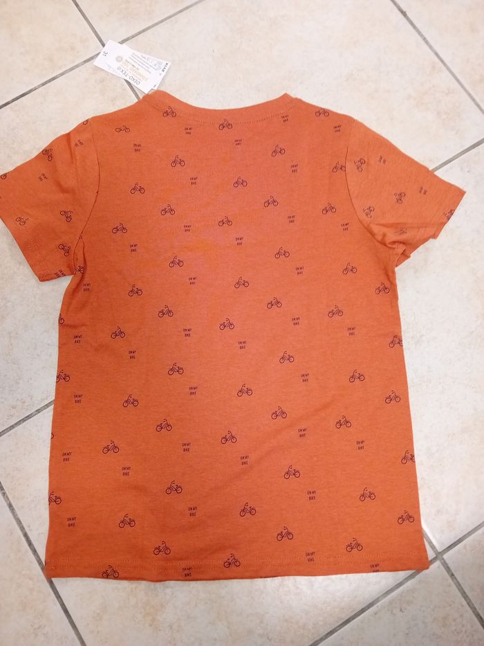 Tee shirt Neuf motif vélos 10 ans - photo numéro 2