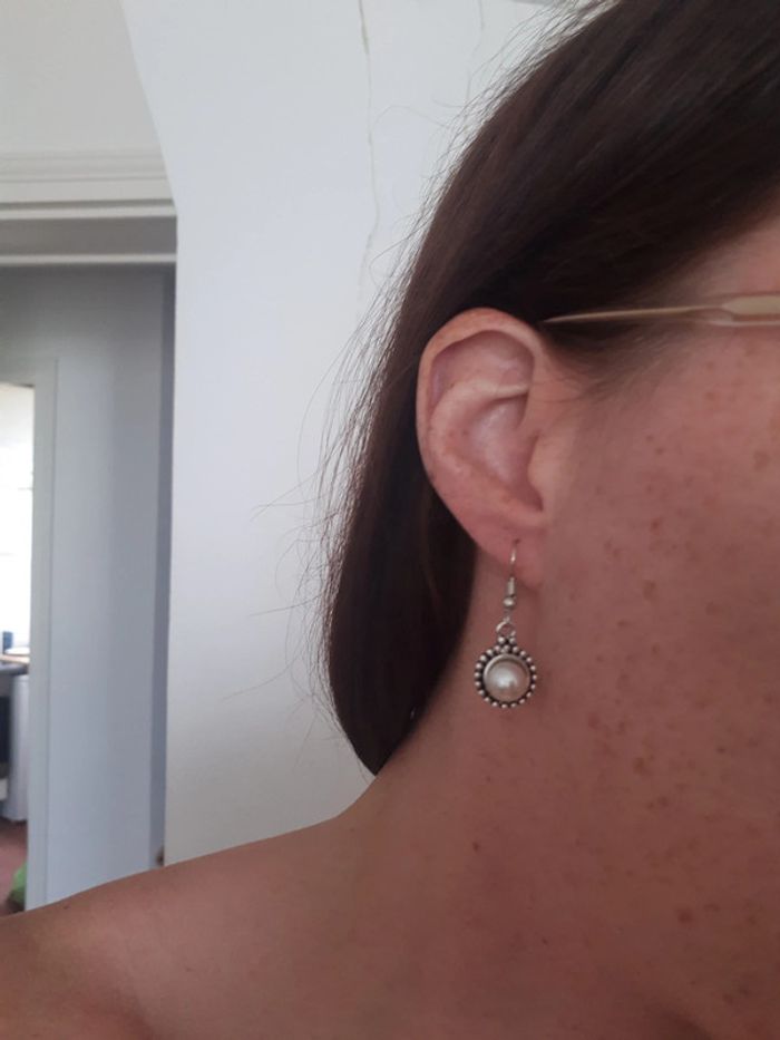 Boucles d'oreilles pendante perle argentée