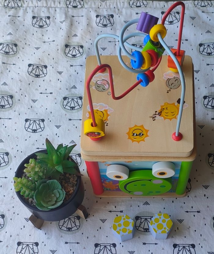 Cube en bois éducatif
