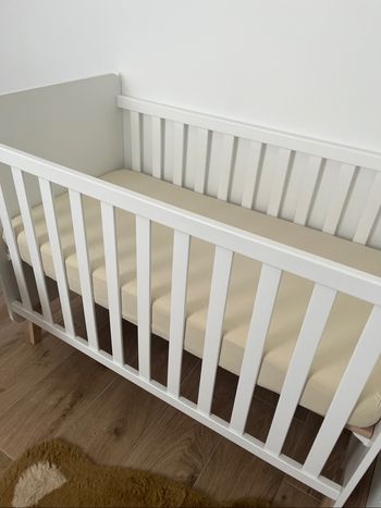 Lit à barreaux avec matelas