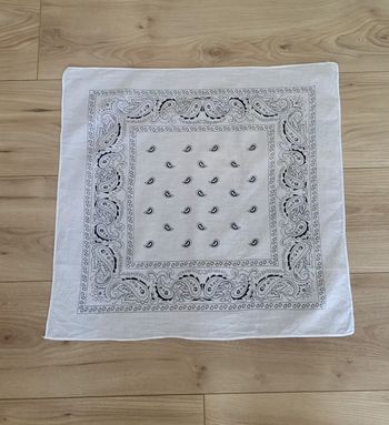 Bandana / Foulard carré blanc motif cachemire noir – 54 x 54 cm