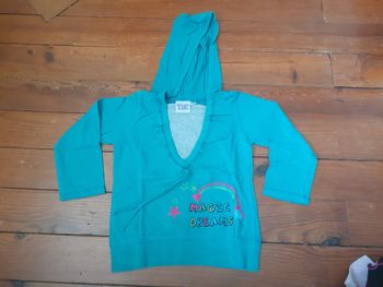 Sweet vert à capuche avec empiècement gris clair à l'encolure