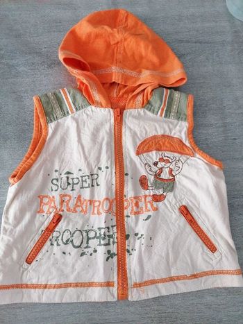 Veste sans manches à capuche