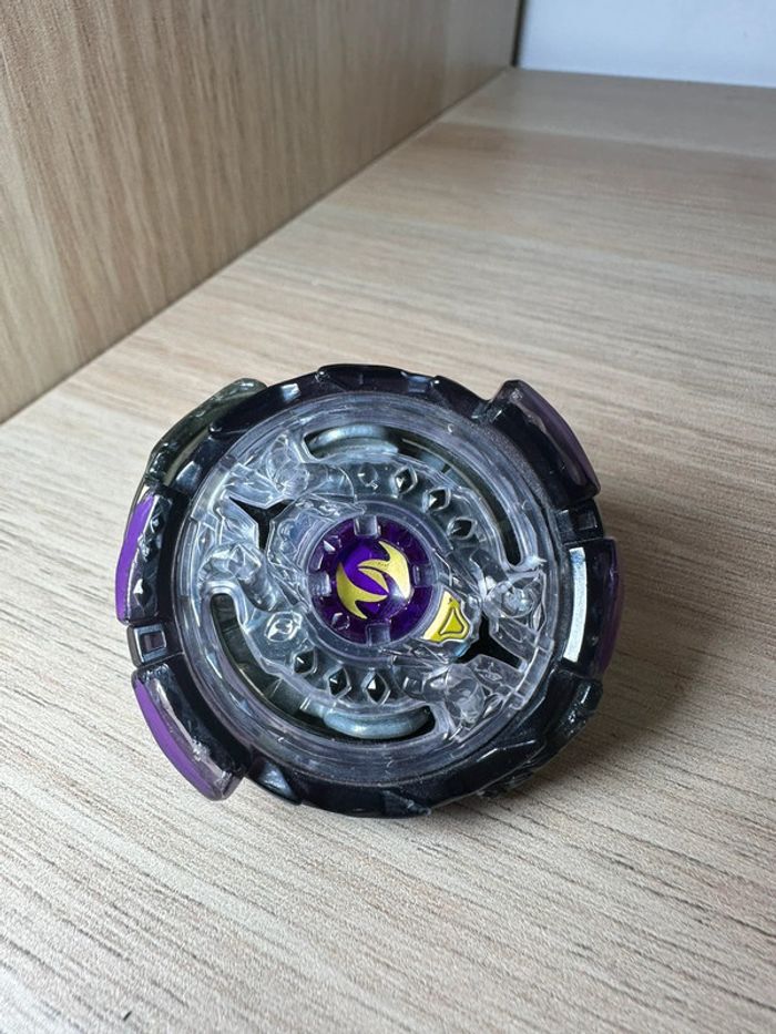 Toupie Beyblade nemesis