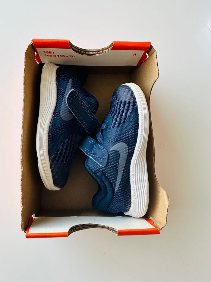 Paire de baskets - Nike Révolution 4 - taille 19,5 - photo numéro 9