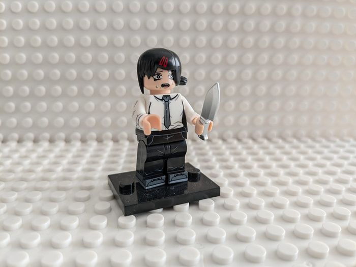 Figurine Kobeni dans Chainsaw Man style lego