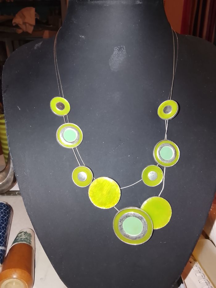 Collier émail vert