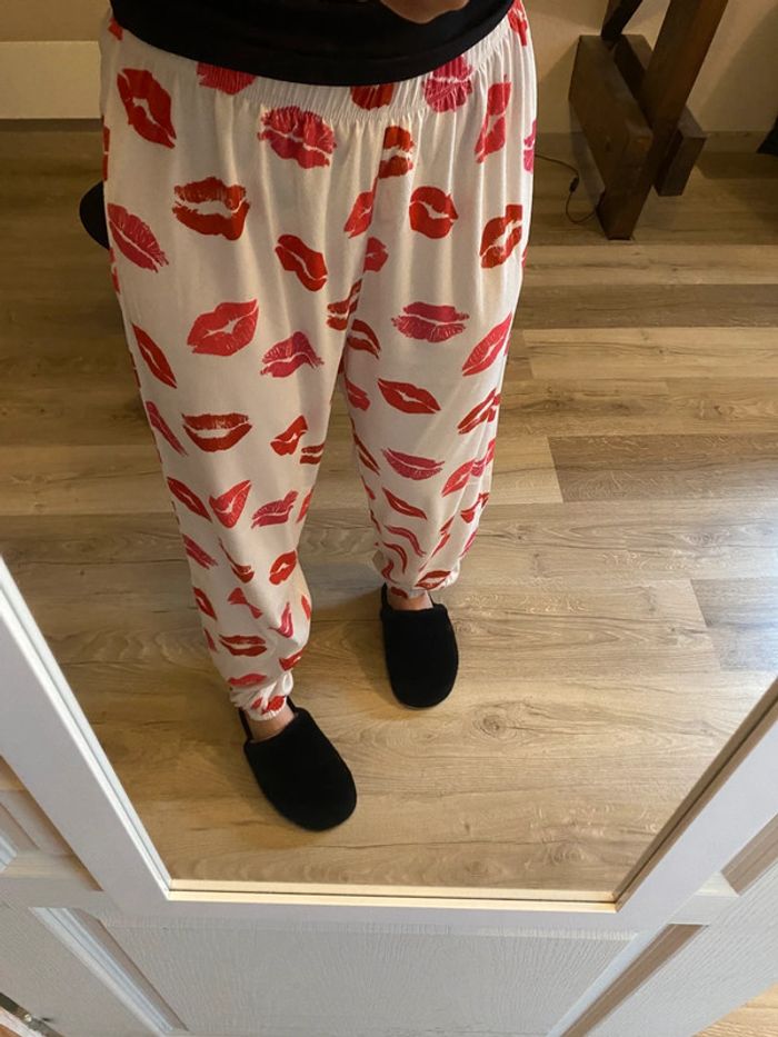 pantalon de pyjama large. À dessins bisous rouge et rose. - photo numéro 3