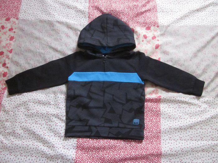 Sweat à capuche noir et gris foncé 36 mois