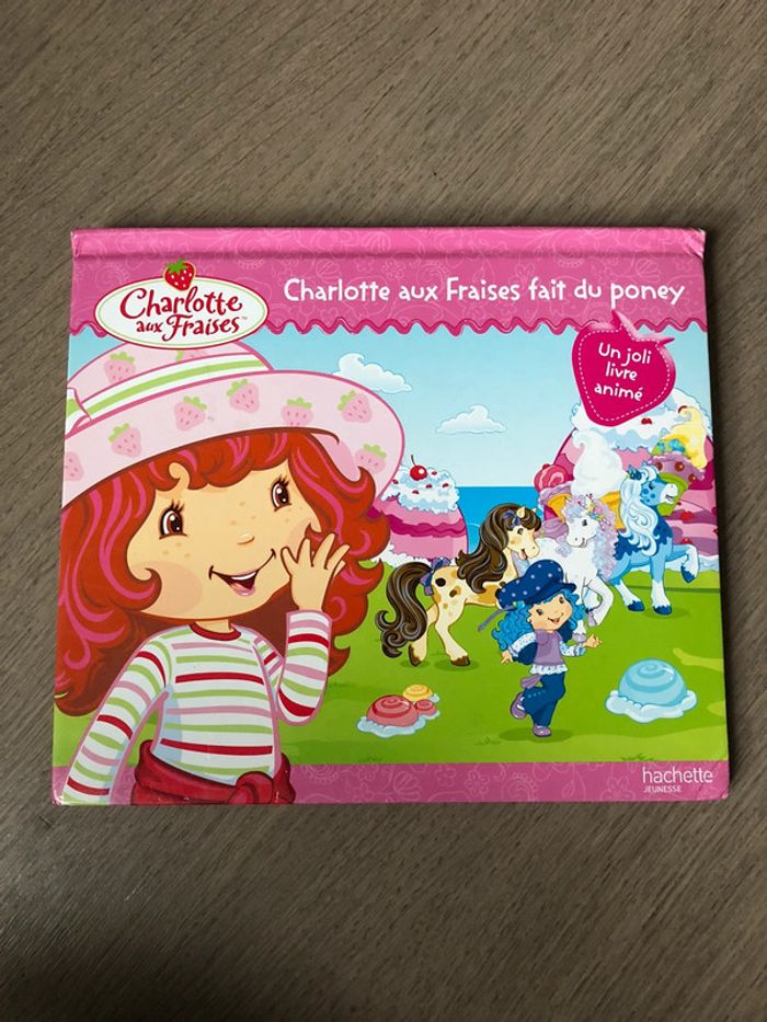 Charlotte aux fraises fait du poney