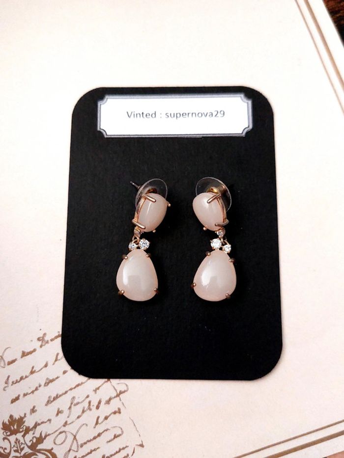Magnifique paire de boucles d'oreilles crème - photo numéro 2
