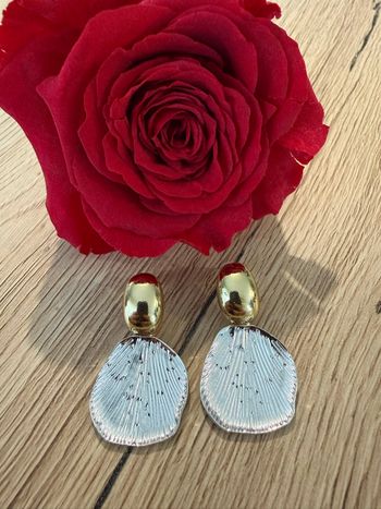 Boucles d’oreilles dorées et argentées avec feuilles martelées