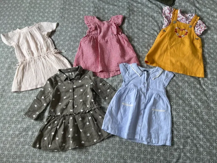 Lot 5 robes 12 mois