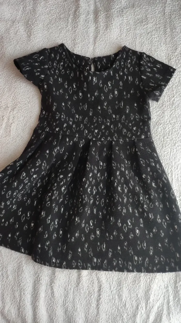 Belle robe noir et blanche avec son gilet rouge - photo numéro 3