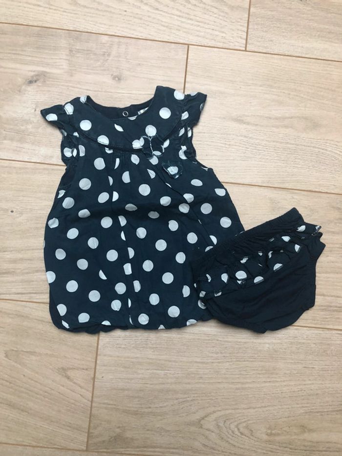 Petite fille motifs à petits pois et bloomer