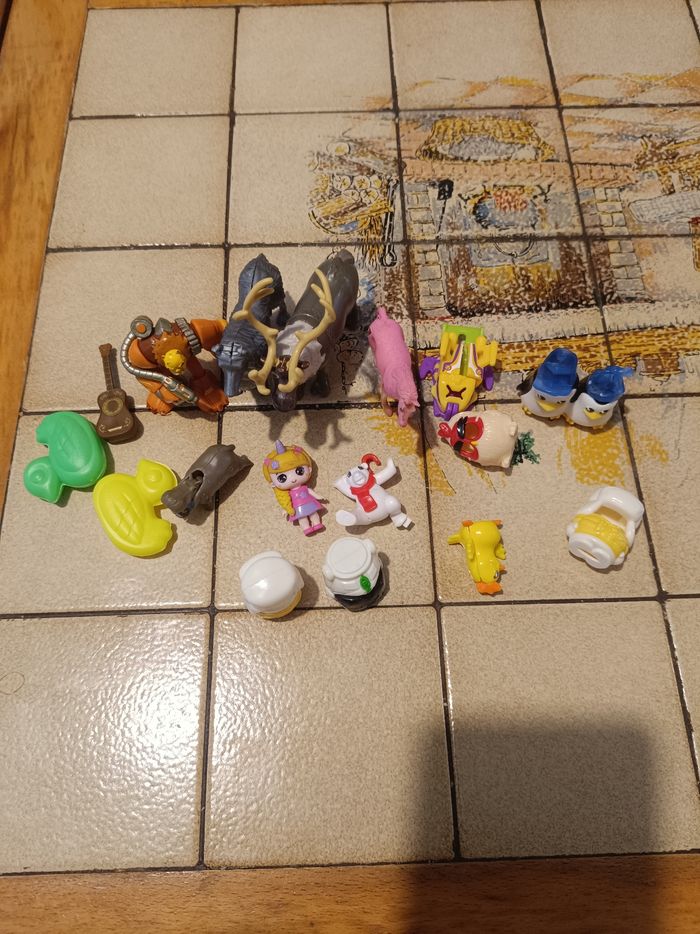 Lot de 17 Figurines et Petits Jouets à Collectionner (Kinder, Disney, Divers) - photo numéro 2