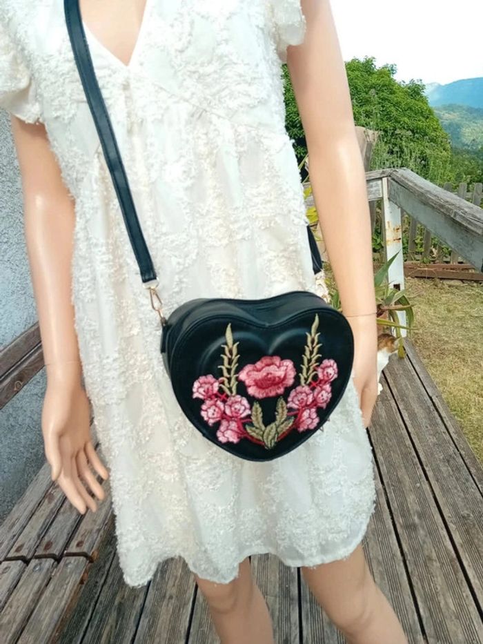 Sac à bandoulière cœur roses brodées