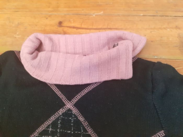 Pull noir et rose à col montant - photo numéro 5