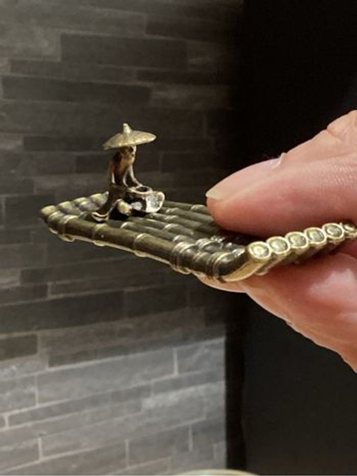 Porte encens vieux pêcheur chinois assis sur une jonque en bambou