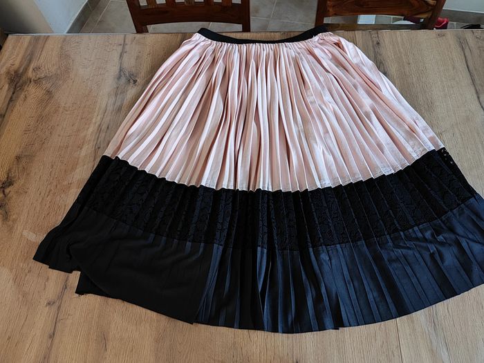 Jupe midi plissée Zara rose et noire taille M : Élégance intemporelle - photo numéro 4