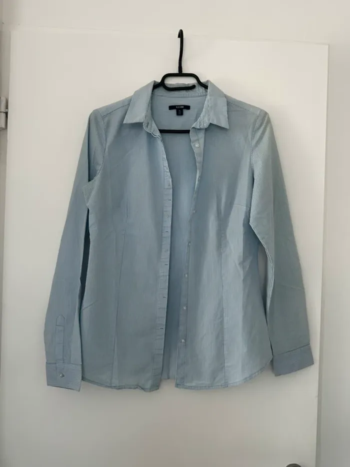 Chemise cintrée blanche et bleue