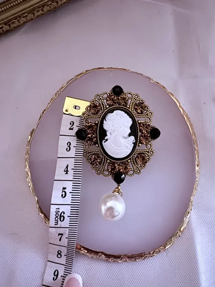 Broche dorée effet vintage avec camée et perle blanche - photo numéro 3