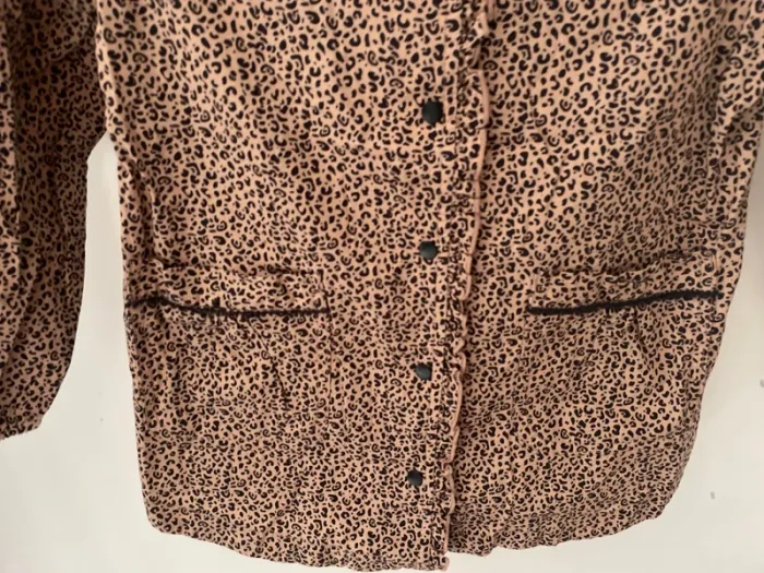 Très jolie blouse Léopard hiver fille 8 ans - photo numéro 2