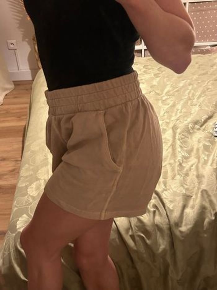 Short adidas beige neuf - photo numéro 4