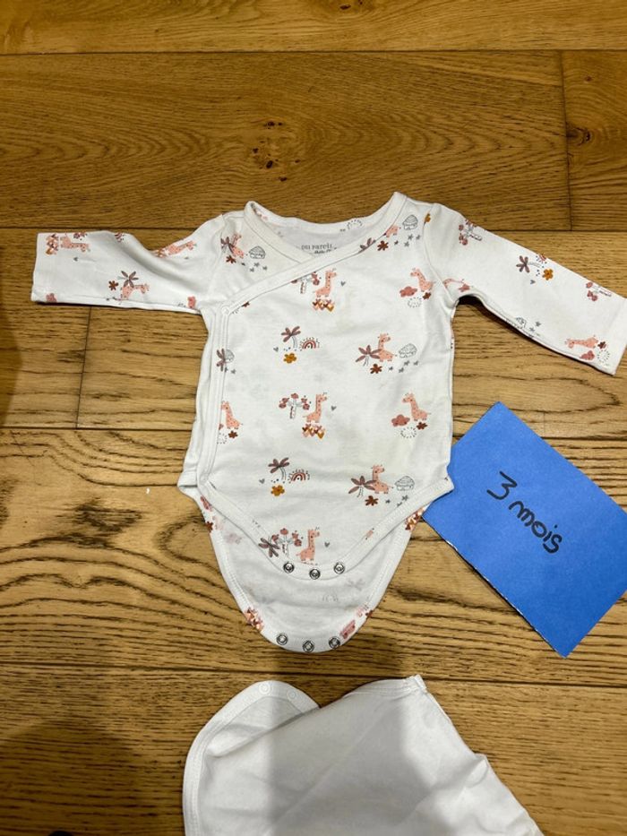 Lot de 2 bodys motif girafes 3 mois - photo numéro 3