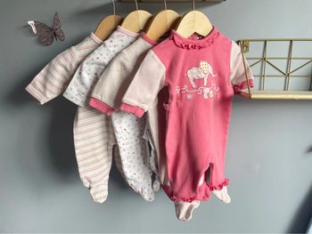Lot de 4 grenouillères / pyjamas bébé fille 3 mois
