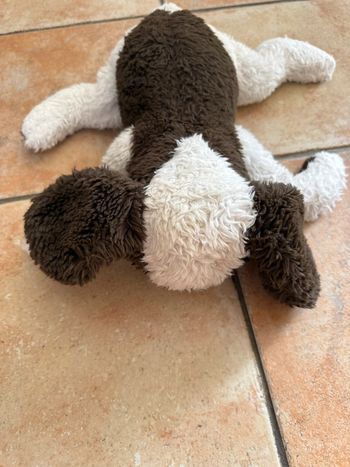 Peluche chien noir et blanc à plat