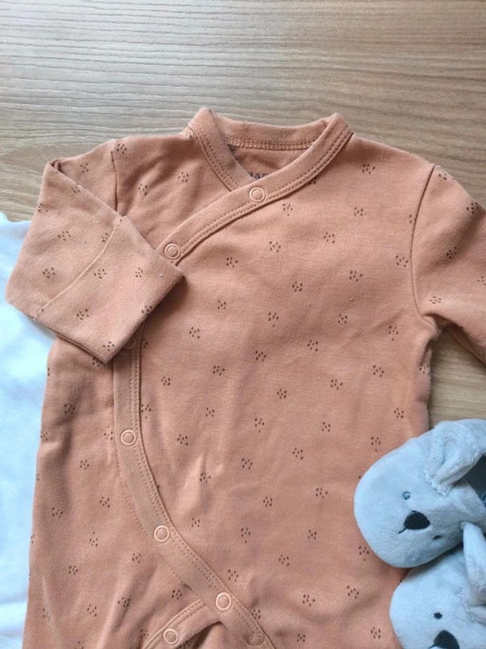 Ensemble naissance 1 mois Kiabi – body, pyjama et chaussons neufs - photo numéro 3